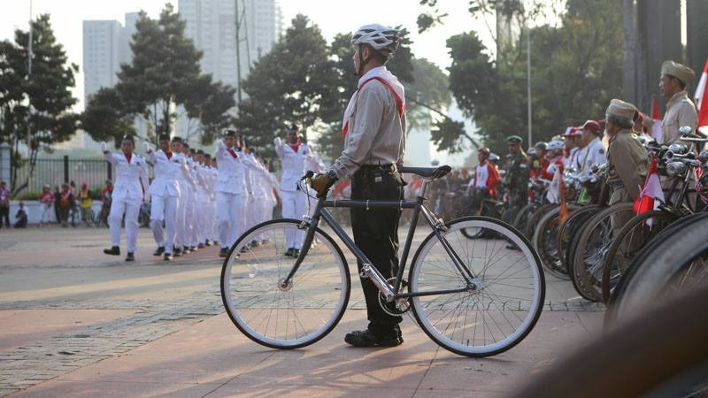 B2W Indonesia Gelar Upacara Bendera Lintas Komunitas Sepeda