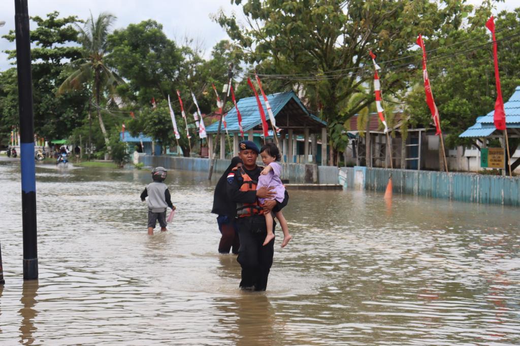 Banjir Singkawang,Brimob Gelar Patroli SAR