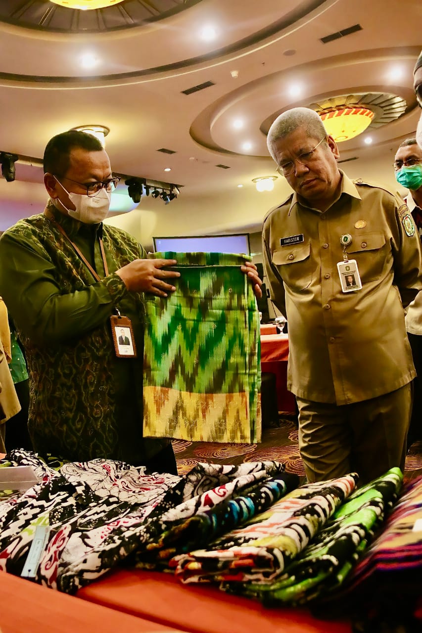 KETUA DEKRANASDA MERUPAKAN DUTA KERAJINAN DAERAH