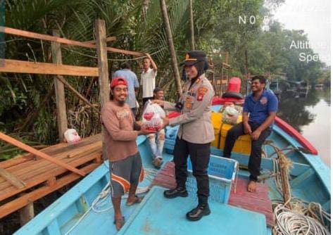 BAGIKAN PAKET SEMBAKO UNTUK WARGA TERDAMPAK KENAIKAN BBM