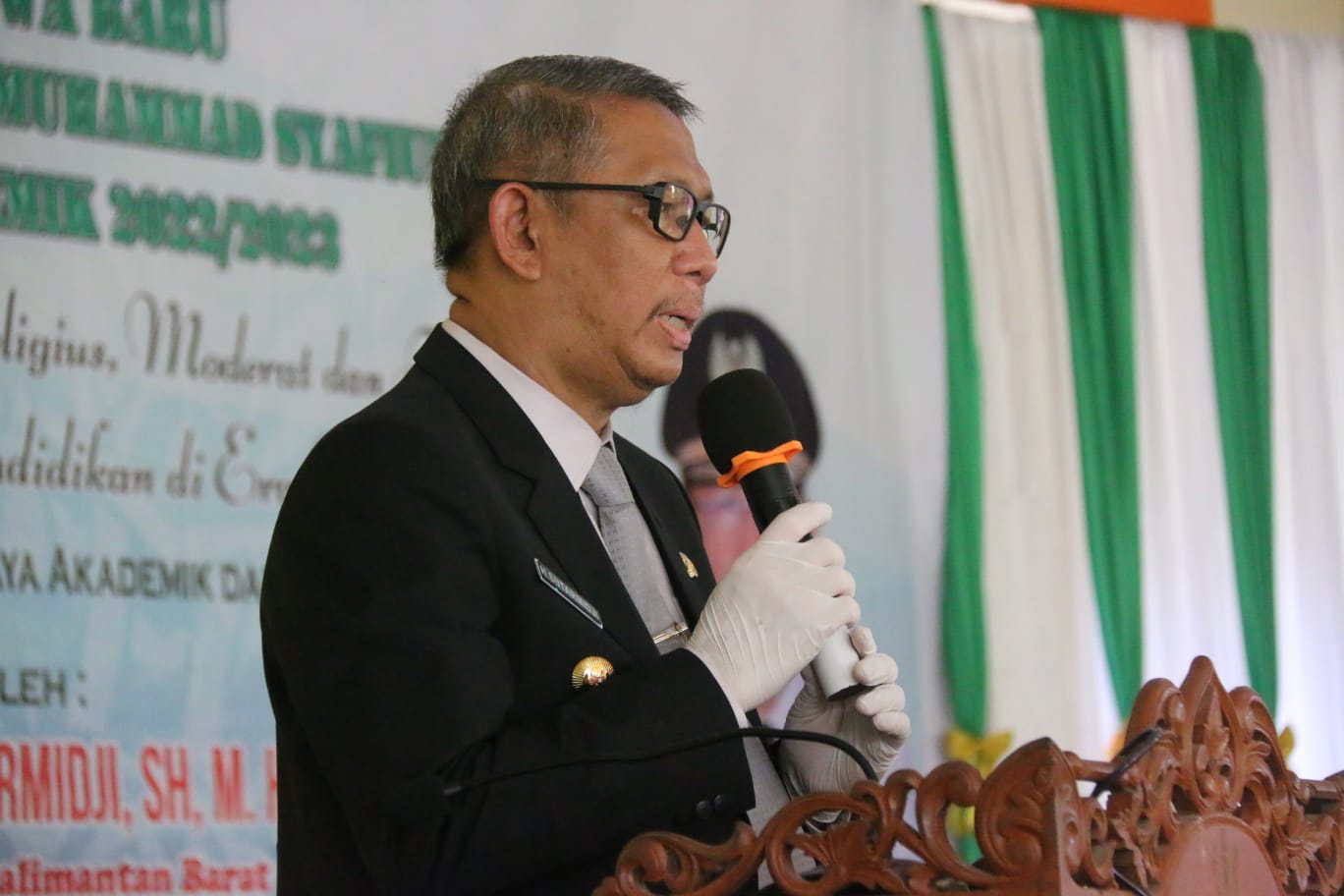 SUTARMIDJI SAMPAIKAN 4 KUNCI KESUKSESAN KEPADA WISUDAWAN POLITEKNIK NEGERI SAMBAS
