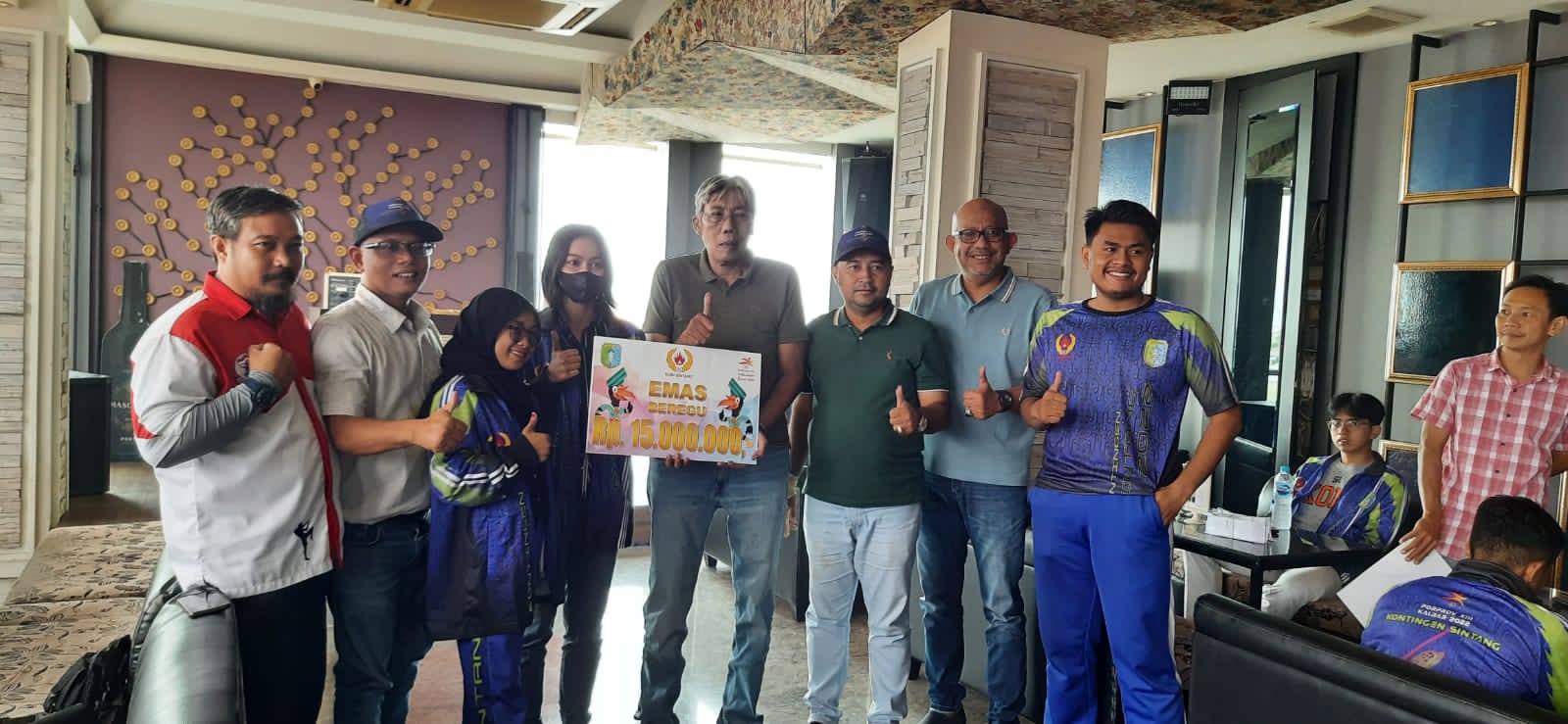 Keringat Belum Kering, Atlet Sintang Peraih Emas Langsung Disuguhi Bonus Oleh Bupati Jarot