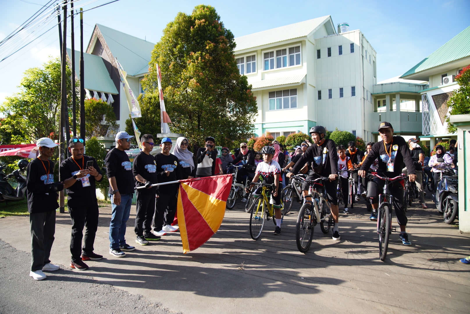 Alumni SMP 2 Gelar Gowes, Edi Kamtono yang Angkat Bendera Start