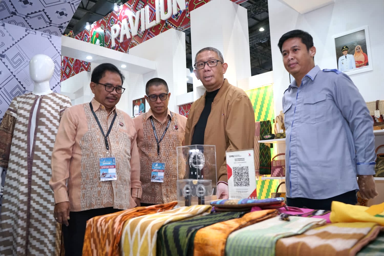Best Booth INACRAFT 2023, Sutarmidji Menilai Produk Kerajinan Kalbar Diminati
