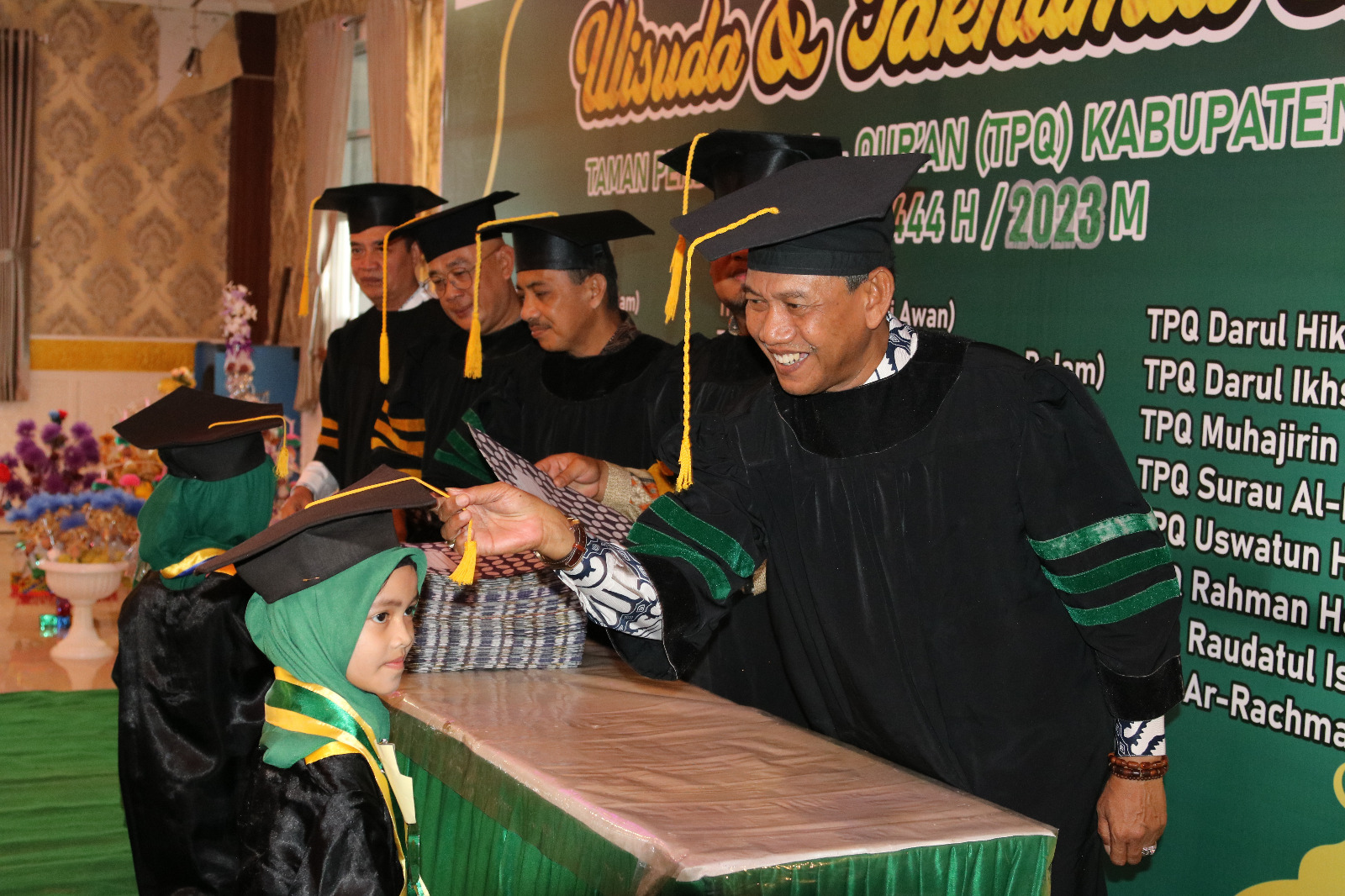 Wabup Ketapang Lakukan Pemindahan Tali Toga 305 Wisudawan Penghatam Al-Qur’an