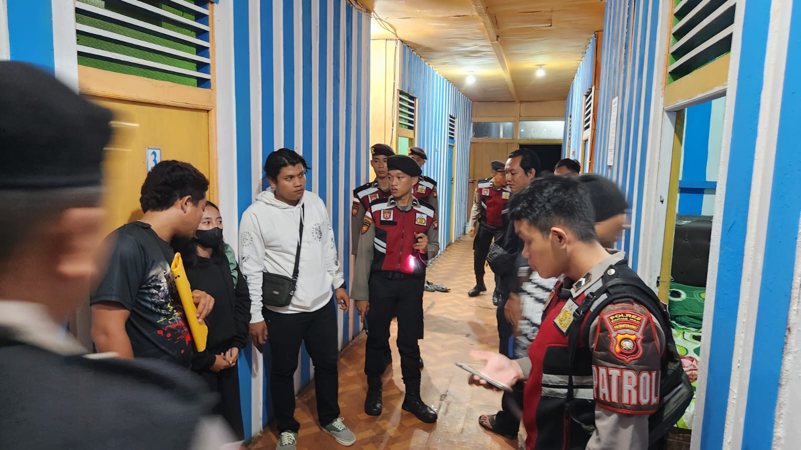 Muda Mudi Mabuk dan Pasangan Bukan Suami Istri Terjaring