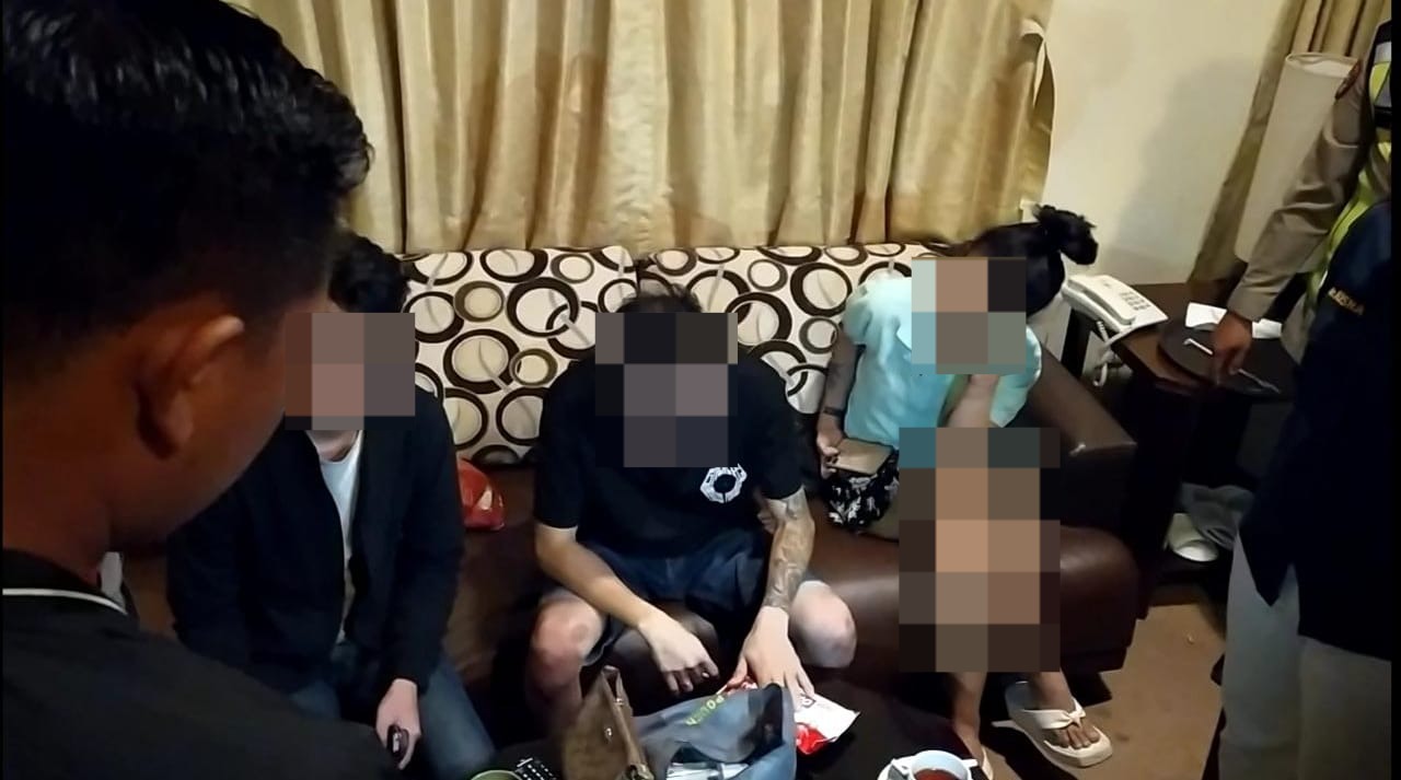 Ngapain Tuh !, 2 Cowok 1 Cewek Sekamar Hotel