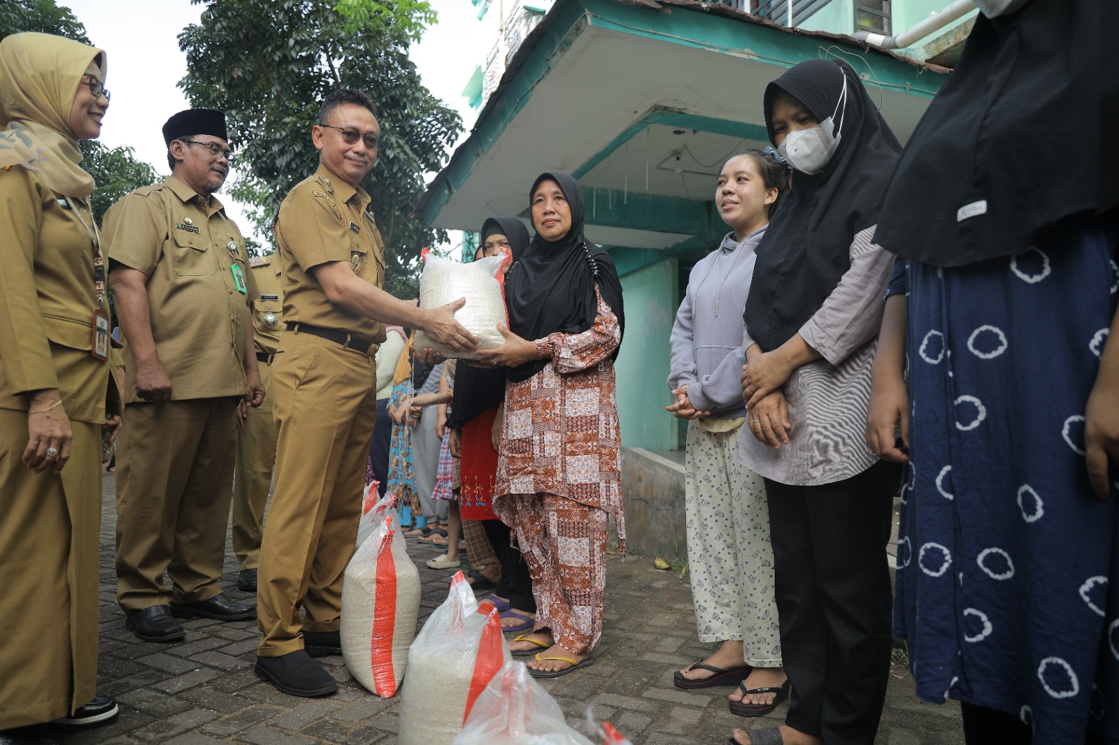 196 KK Penghuni Rusunawa Kom Yos Sudarso Terima Bantuan Beras