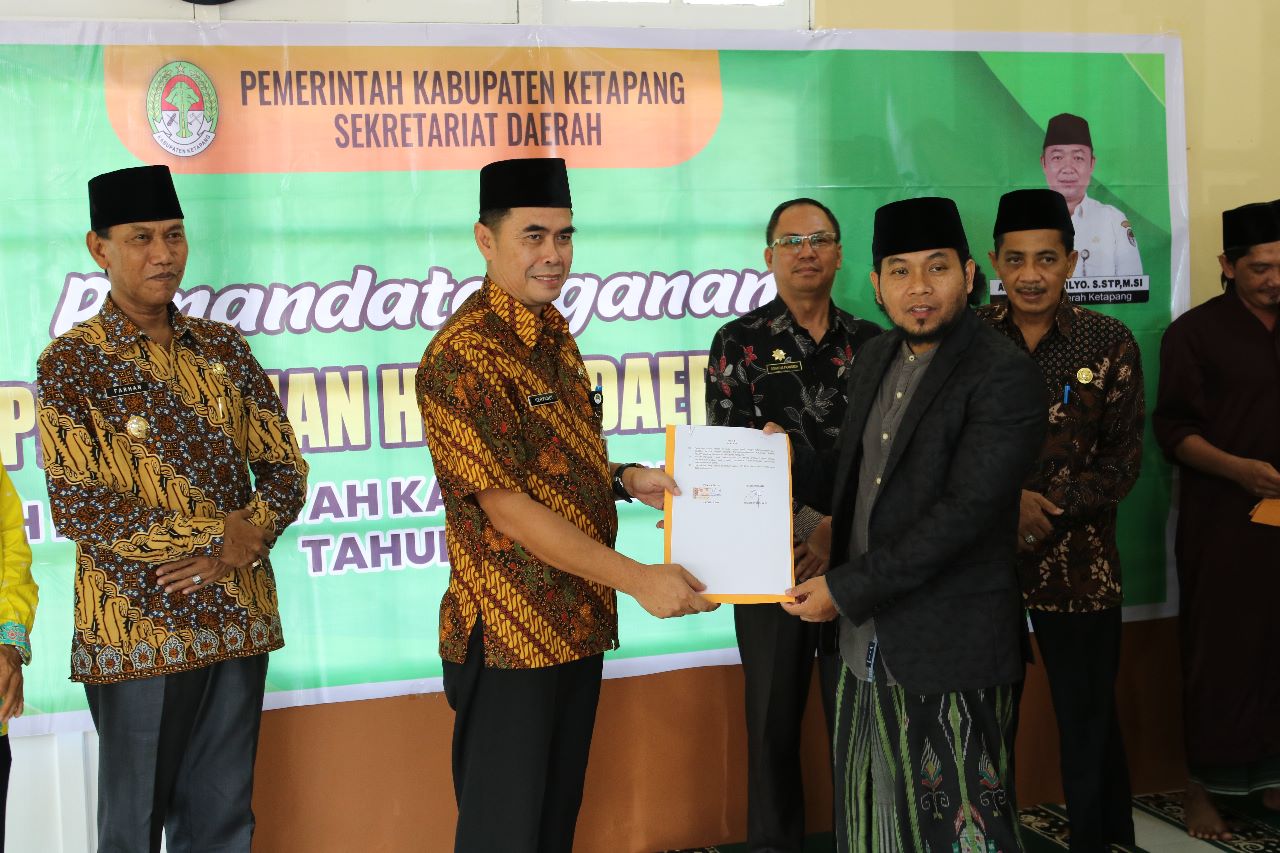 Wabup Ketapang Serahkan NPHD Terakhir di Bulan Ramadhan 1444 H