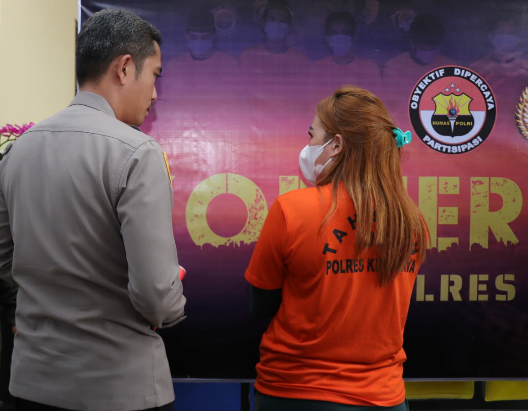 Wanita Muda Sembunyikan Sabu Didalam Sandal Hak Tinggi