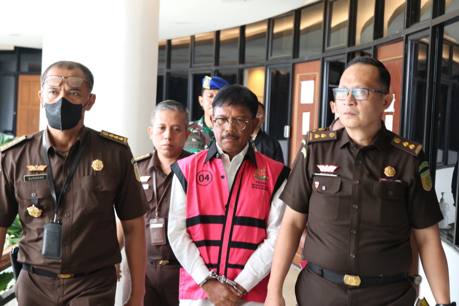 Diperiksa 2 Jam Sebagai Saksi, Akhirnya Menkominfo Ditetapkan Tersangka dan Ditahan