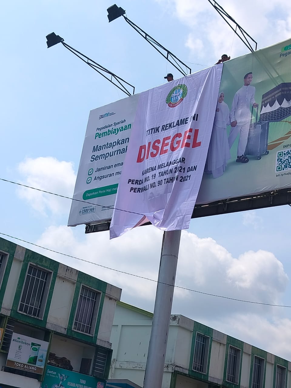 BKD Pontianak Segel Reklame Langgar Perda