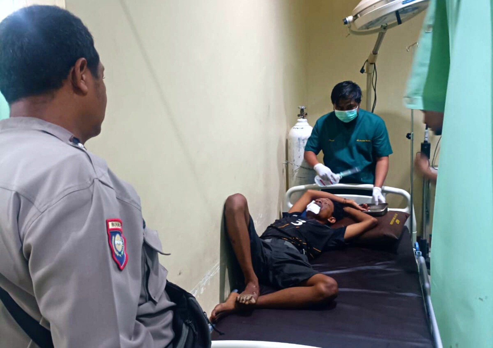 Kernet Truk Kontainer Terjengkang Kena Kabel, Alami Luka Bakar