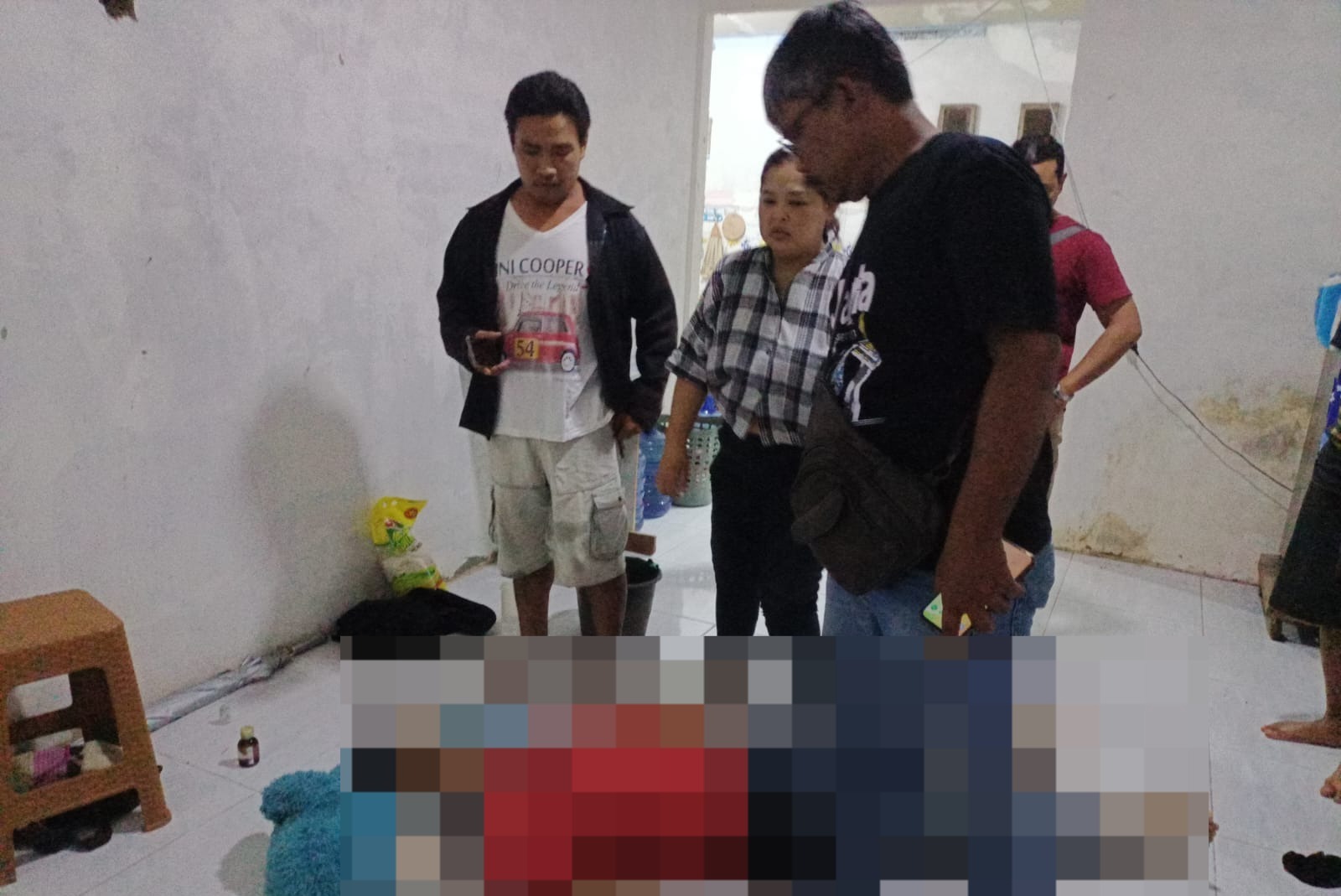Kunci Istri dan Anak Dalam Kamar, Suami Gantung Diri....Tewas !
