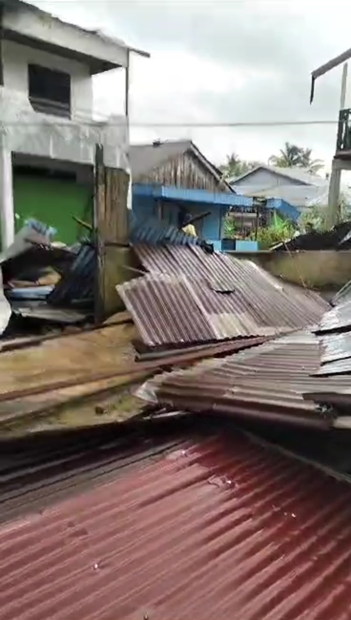 Angin Puting Beliung Sapu Semudun Mempawah, Puluhan Rumah Rusak