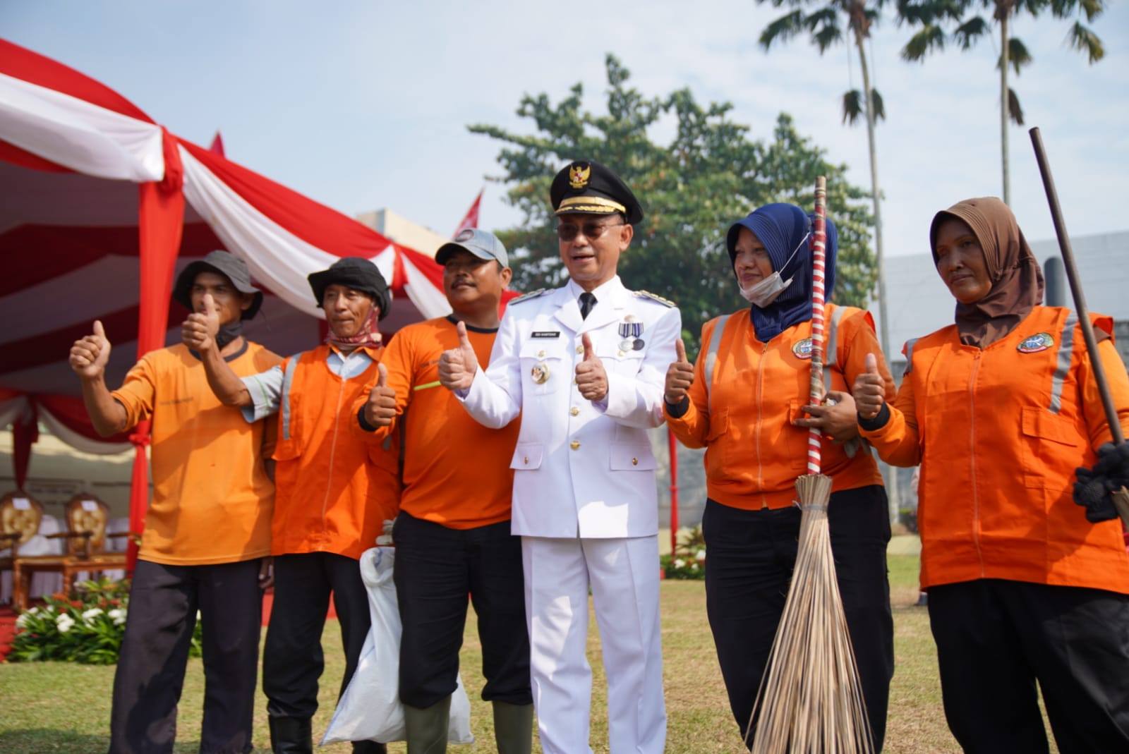 Usai Upacara HUT RI, Edi Kamtono Ladeni Warga Minta Berfoto Bareng