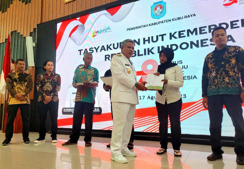 Pemkab Kubu Raya Serahkan STDB kepada Petani Sawit Swadaya