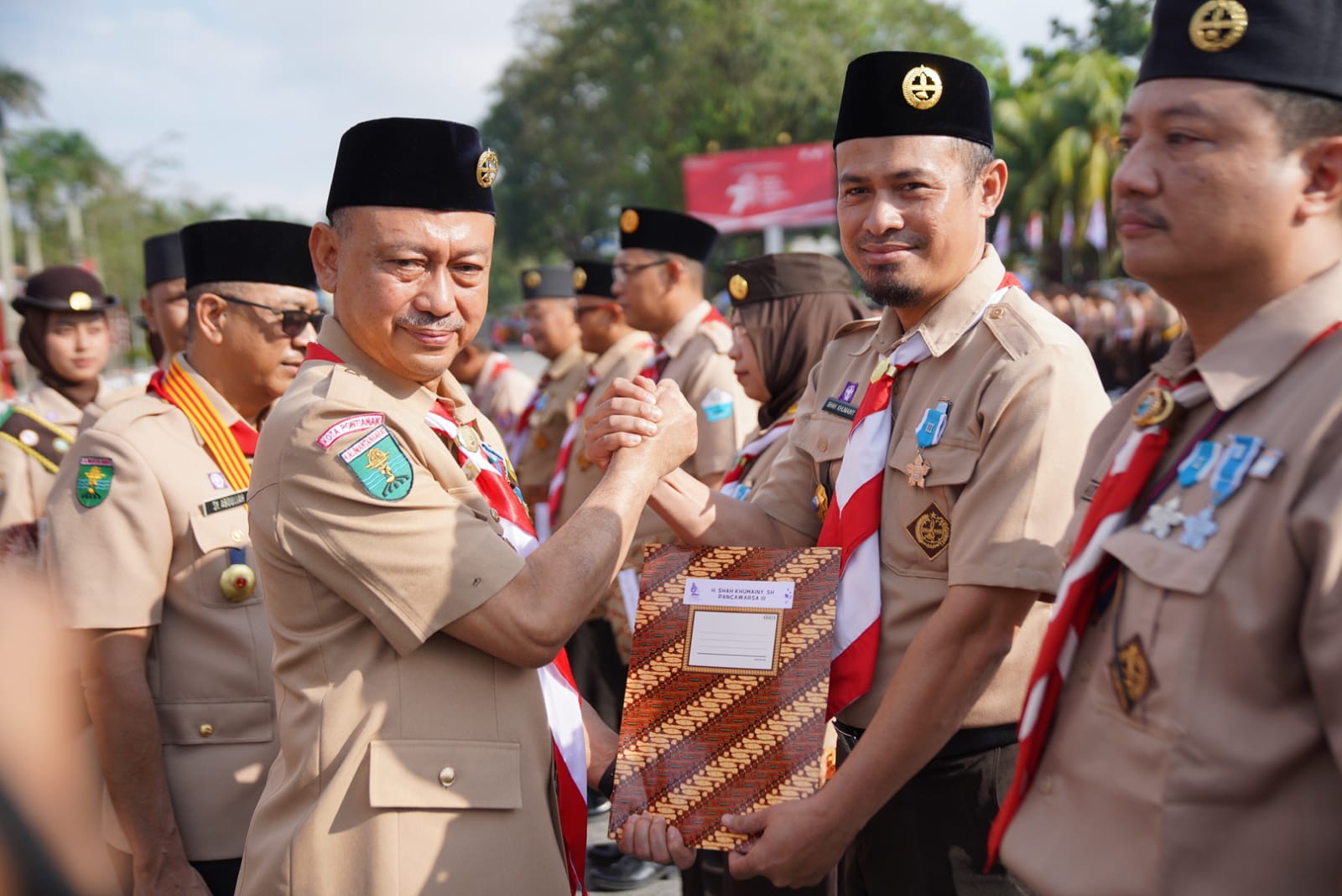 Edi Kamtono Terima Penghargaan Lencana Darmabakti Pramuka