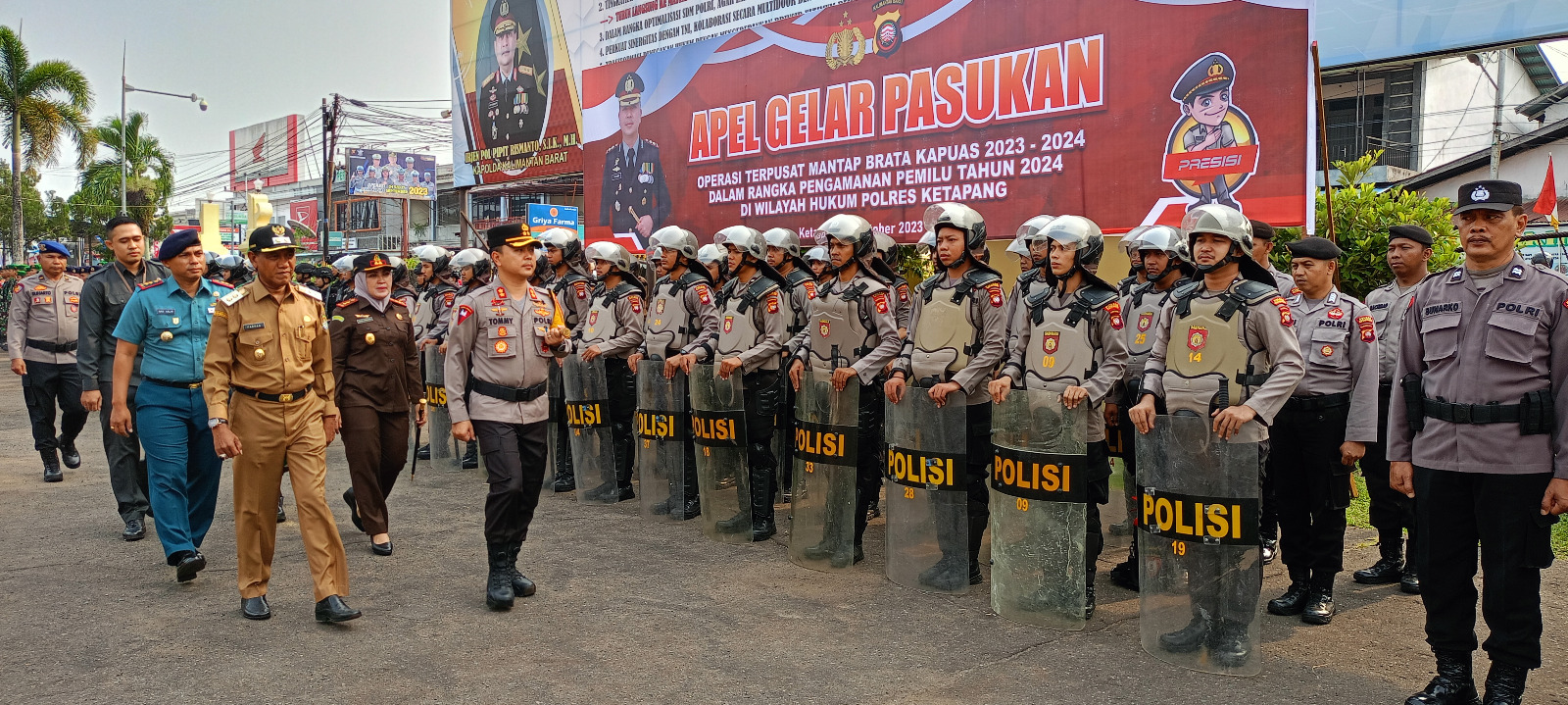 Kapolres Ketapang Pimpin Apel Mantap Brata Kapuas 2023-2024