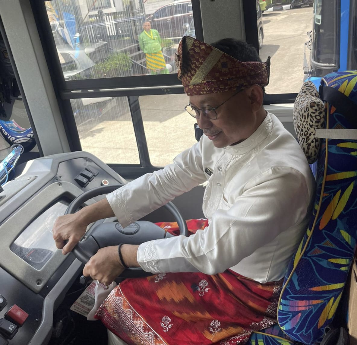 Edi Kamtono Setir Bus, Angkut Para Kepala OPD ke Gedung Dewan