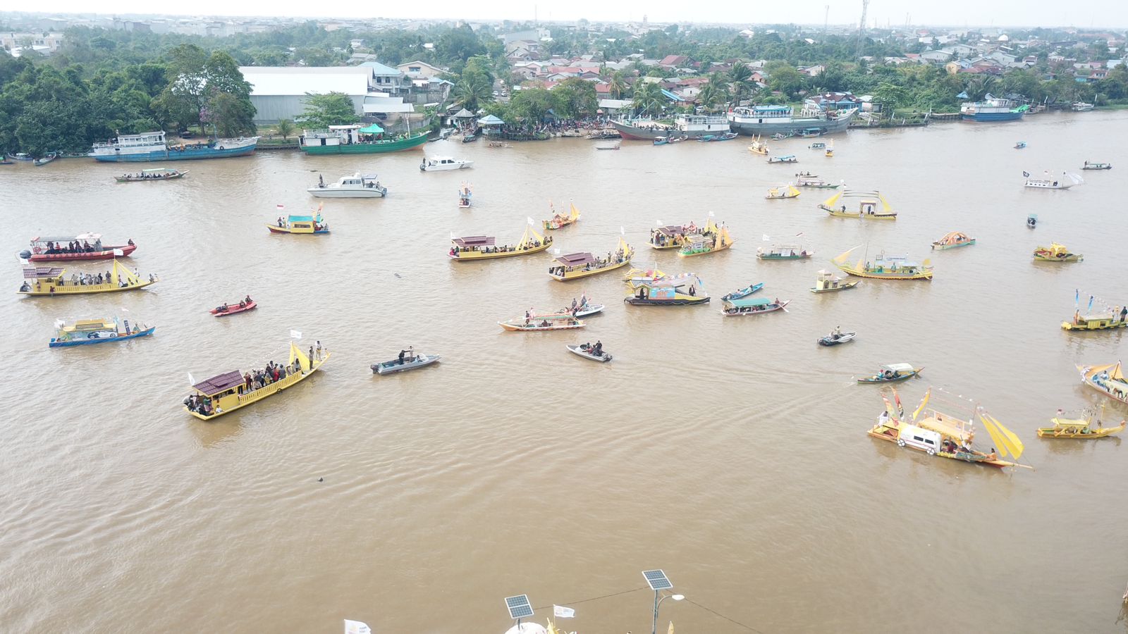 Kemeriahan Karnaval Sungai Pawan Pada Rangkaian Napak Tilas Ketapang
