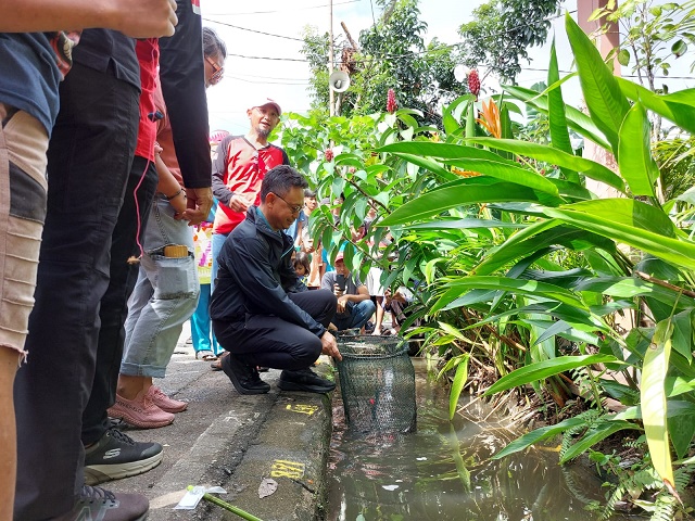 Bersama Warga Gang Margodadirejo, Edi Kamtono Mancing Ikan di Parit