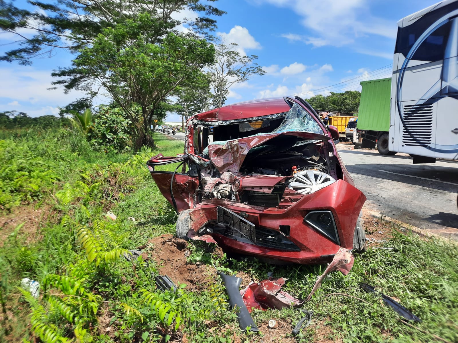 Minibus Adu Banteng dengan Truk Box, Pengemudi Minibus Hilang Nyawa