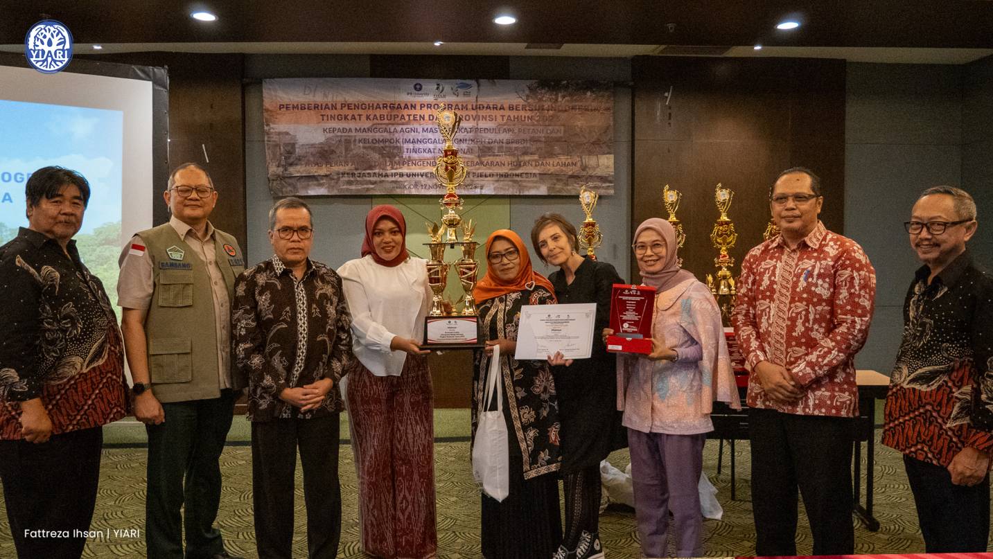 Komunitas The Power of Mama dari Ketapang Terima Penghargaan Nasional Clean Air Championship Awards