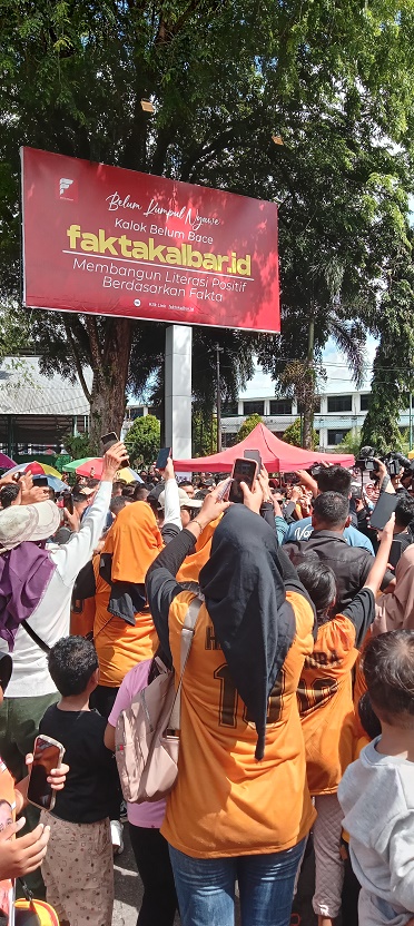 GANJAR DISAMBUT MERIAH PESERTA SENAM BERSAMA HATI NURANI