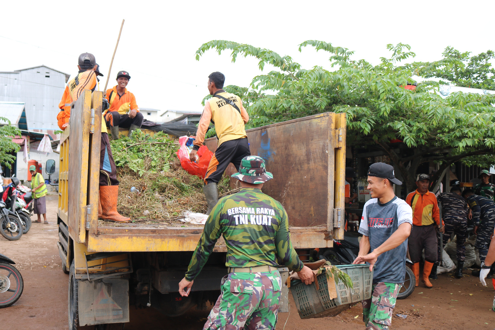 Antisipasi Banjir Dan DBD, Kodim 1203/Ketapang Bersama Forkopimda Bersihkan Pasar