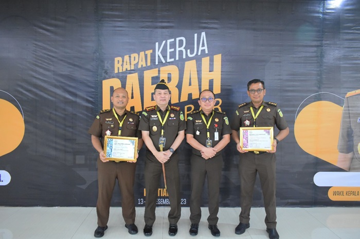 Kejari Pontianak Diganjar Dua Penghargaan dari Kejati Kalbar