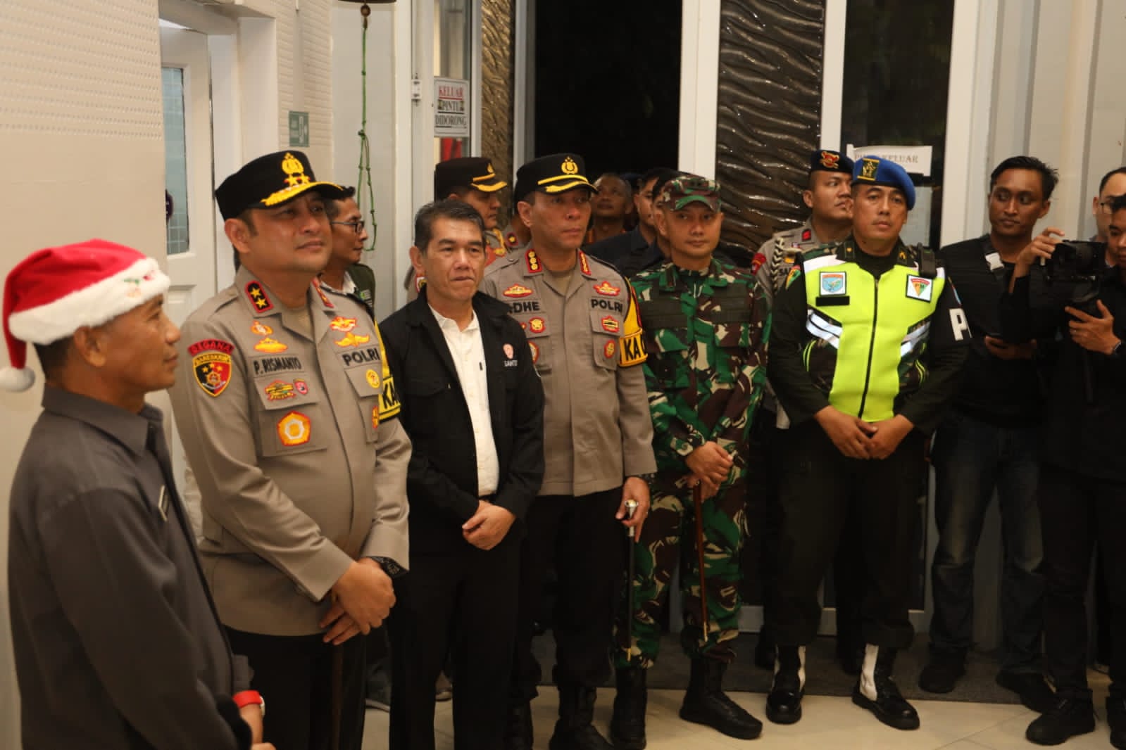 Tinjau Misa Malam Natal, Ani Sofian Pastikan Peribadatan di Pontianak Khidmat