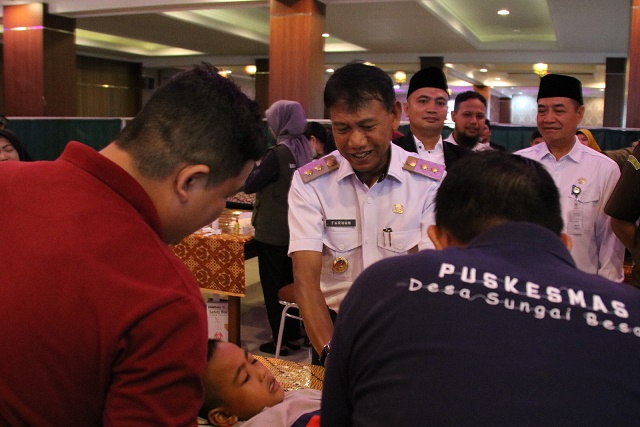 Wabup Ketapang Buka Kegiatan Khitanan Massal dan Pemeriksaan Kesehatan Gratis