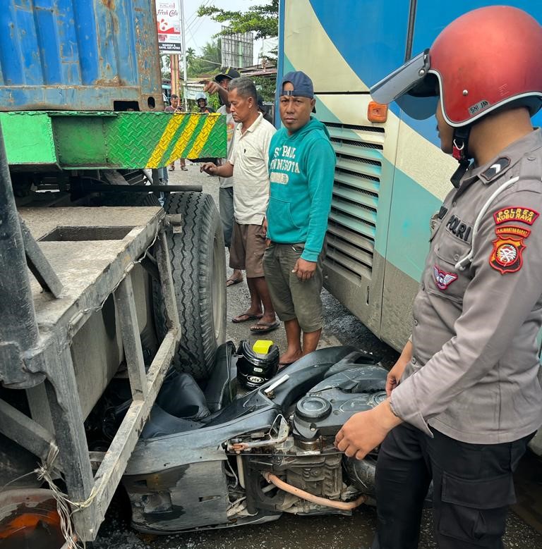 Bus Melorot Mundur, Anggota Polri Korbankan Sepeda Motornya untuk Ganjal
