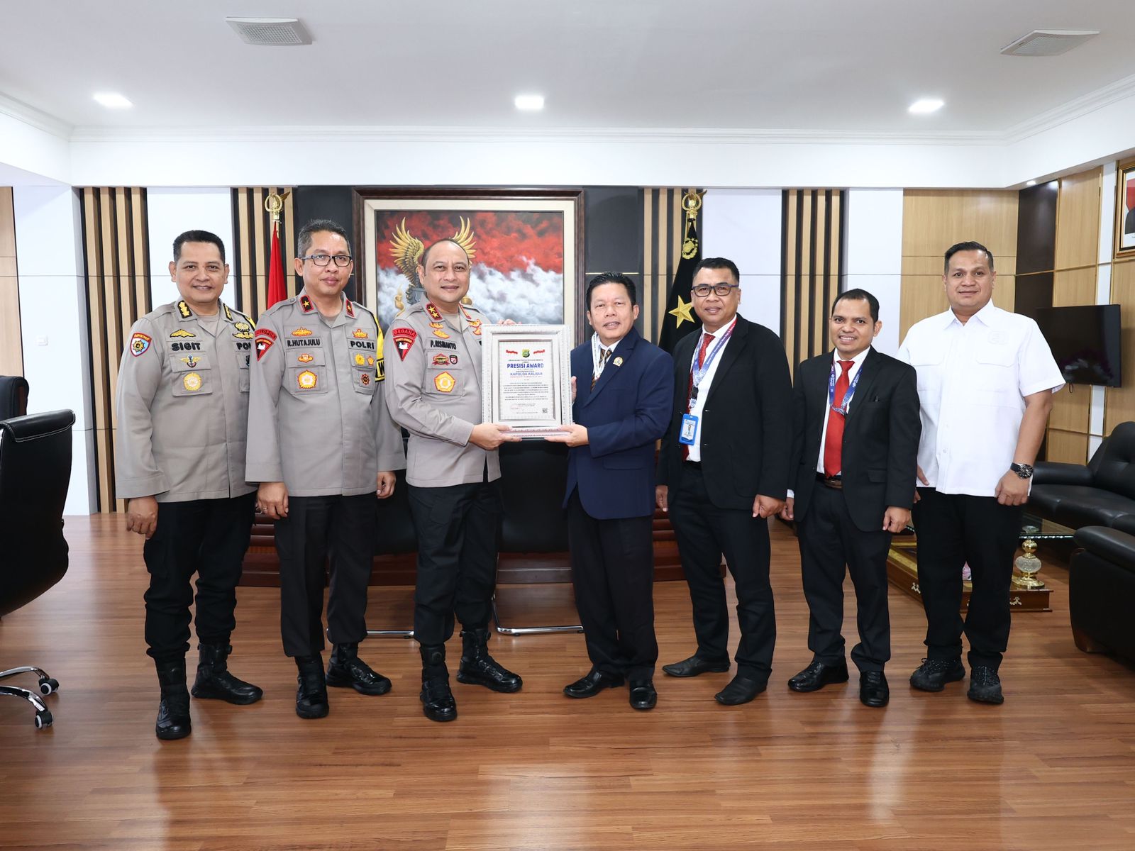 Kapolda Terima Penghargaan "Presisi Award"