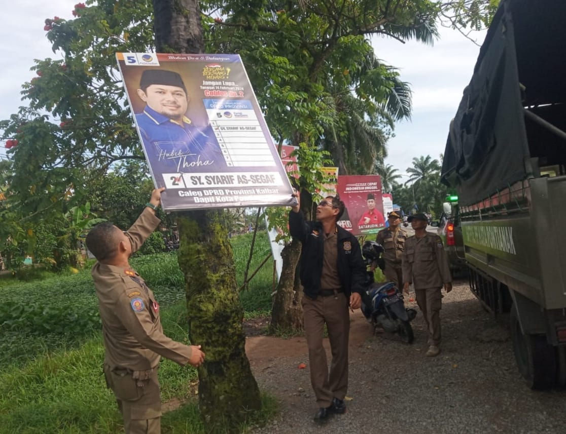 Pohon di Pontianak Merana Gara-gara Dipaku Poster Caleg