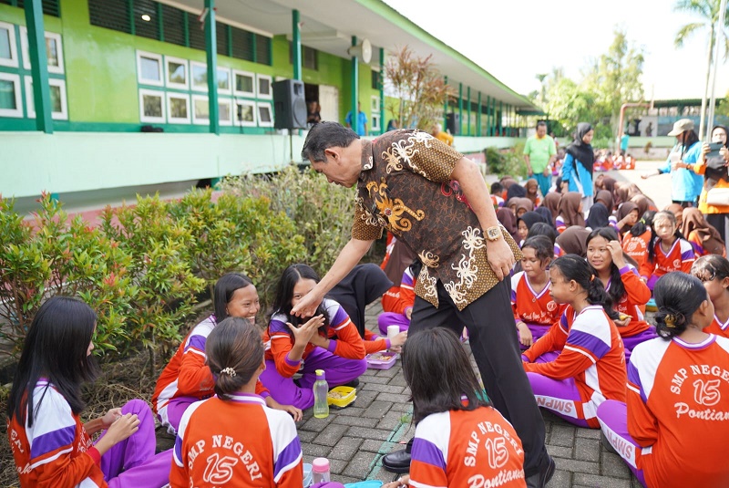 Ani Sofian Bagi Tablet Tambah Darah dan Sarapan Bersama Aksi SMPN 15 Cegah Stunting