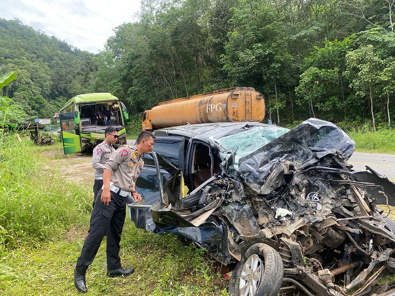 Dua Orang Tewas dalam Insiden "Adu Banteng" Bus Vs Minibus