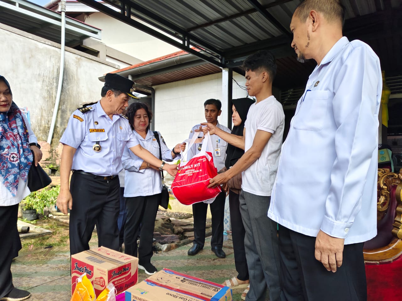 Sembari Serahkan Bantuan, Ani Sofian Terus Ingatkan Warga Waspada Kebakaran