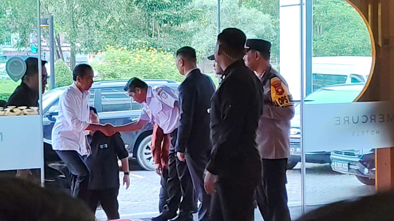 Menginap di Pontianak, Ani Sofian Sambut Jokowi di Pintu Masuk Hotel
