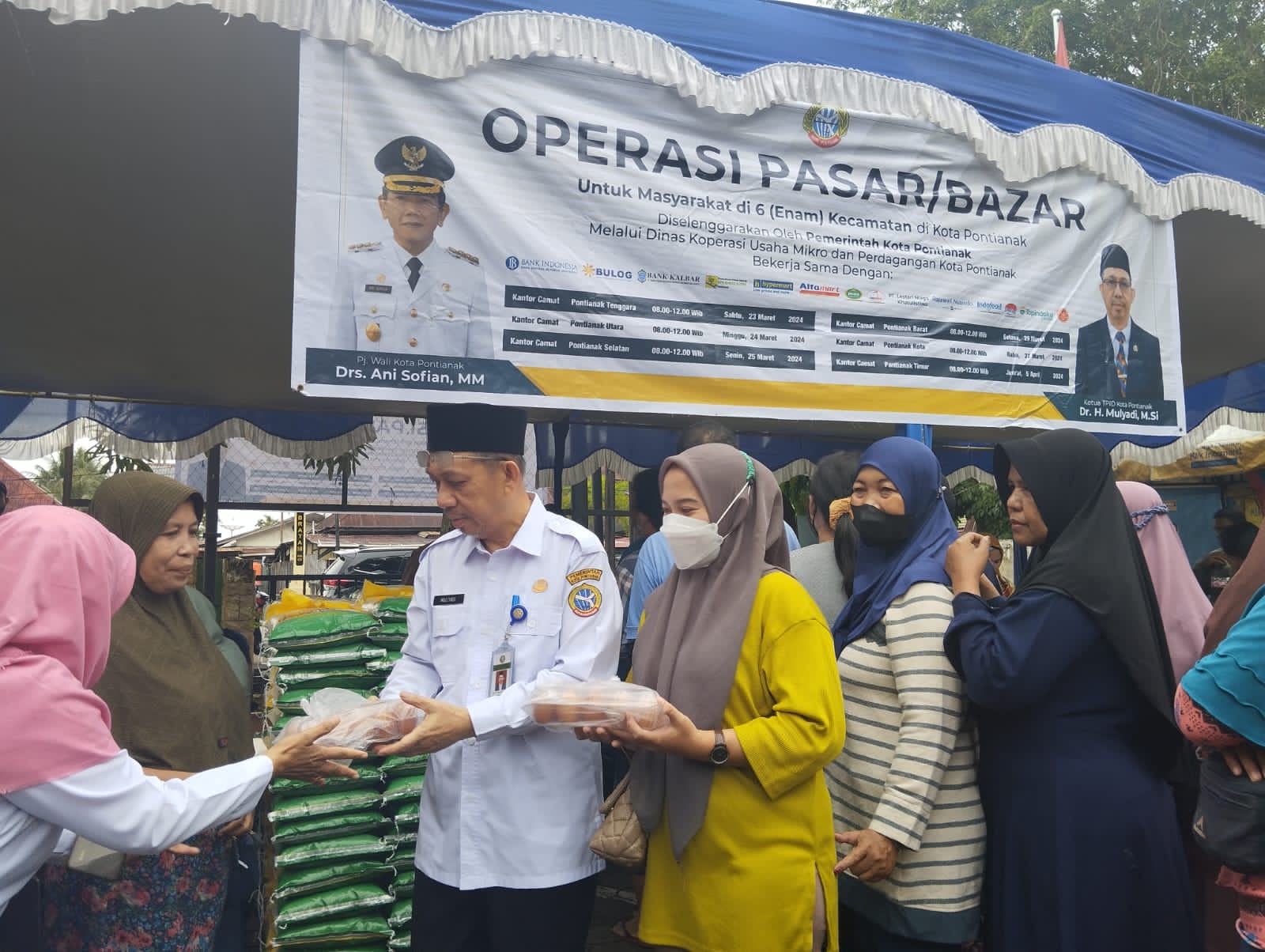 Cerita Sri, Antri Pertama untuk Belanja di Pasar Murah Pontianak