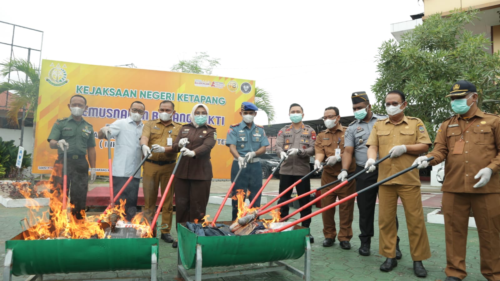Kejari Ketapang Musnahkan Barang Bukti dari 52 Perkara Inkracht
