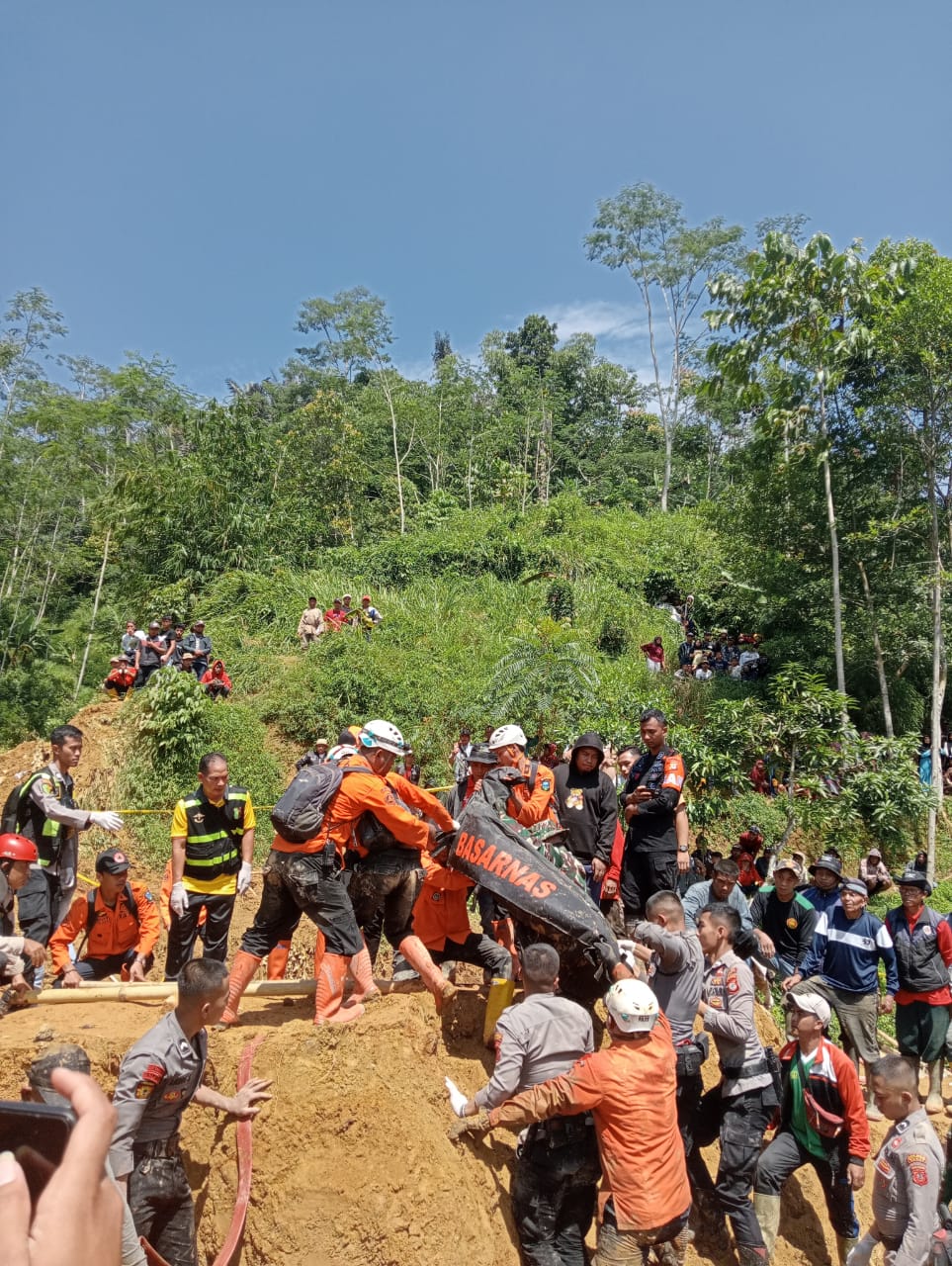 Tiga Orang Ditemukan Meninggal Akibat Tertimbun Longsor
