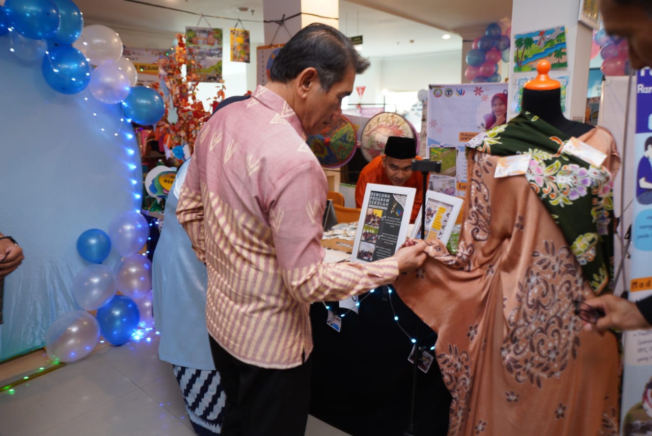 Ani Sofian Dorong Guru Tingkatkan Kompetensi dan Profesionalisme