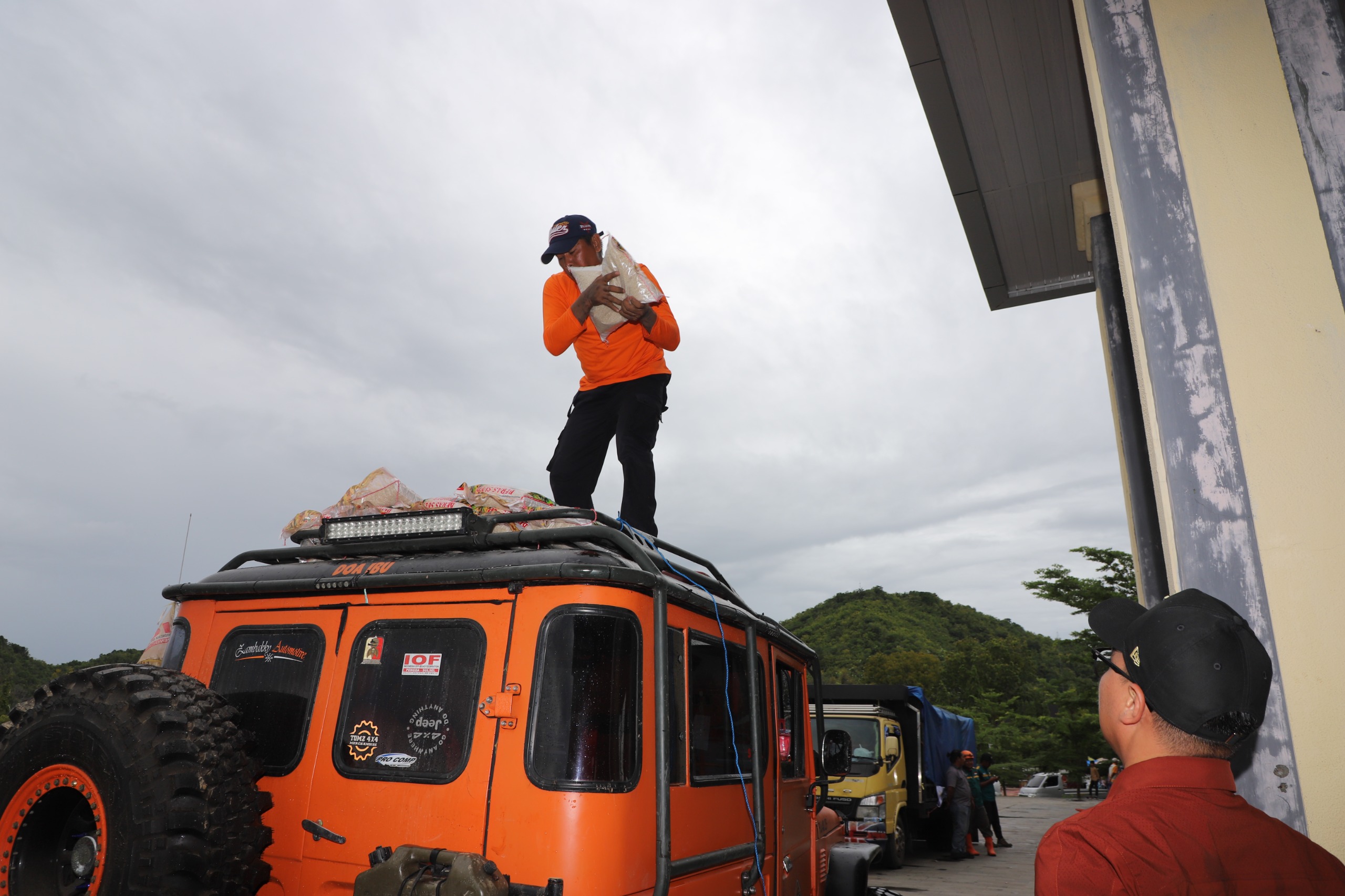 Akses Jalan Darat Terbuka, Pemerintah Kerahkan Distribusi Logistik ke Desa Kadundung