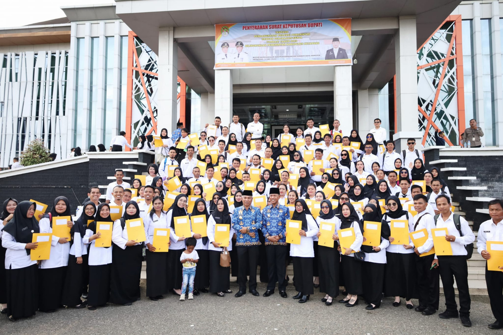 Bupati Dan Wakil Bupati Ketapang Serahkan SK PPPK Saat Apel Gabungan ASN