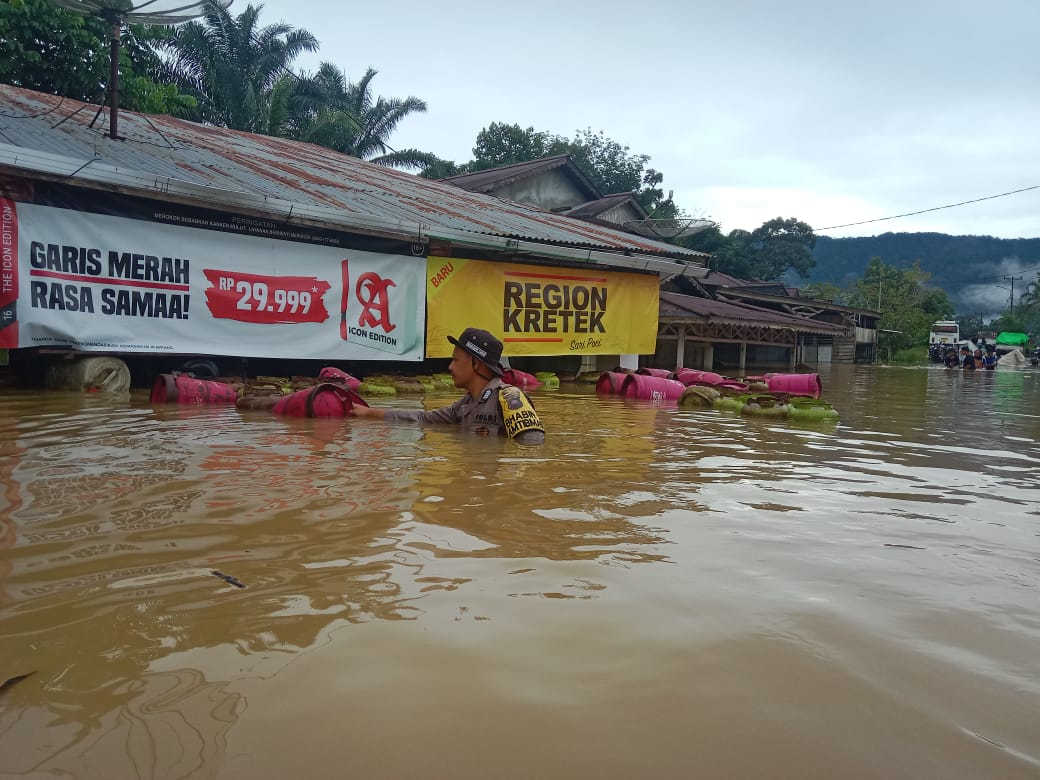 Banjir Bandang Terjang Kecamatan Air Besar Landak,Aparat Berjibaku Evakuasi Warga