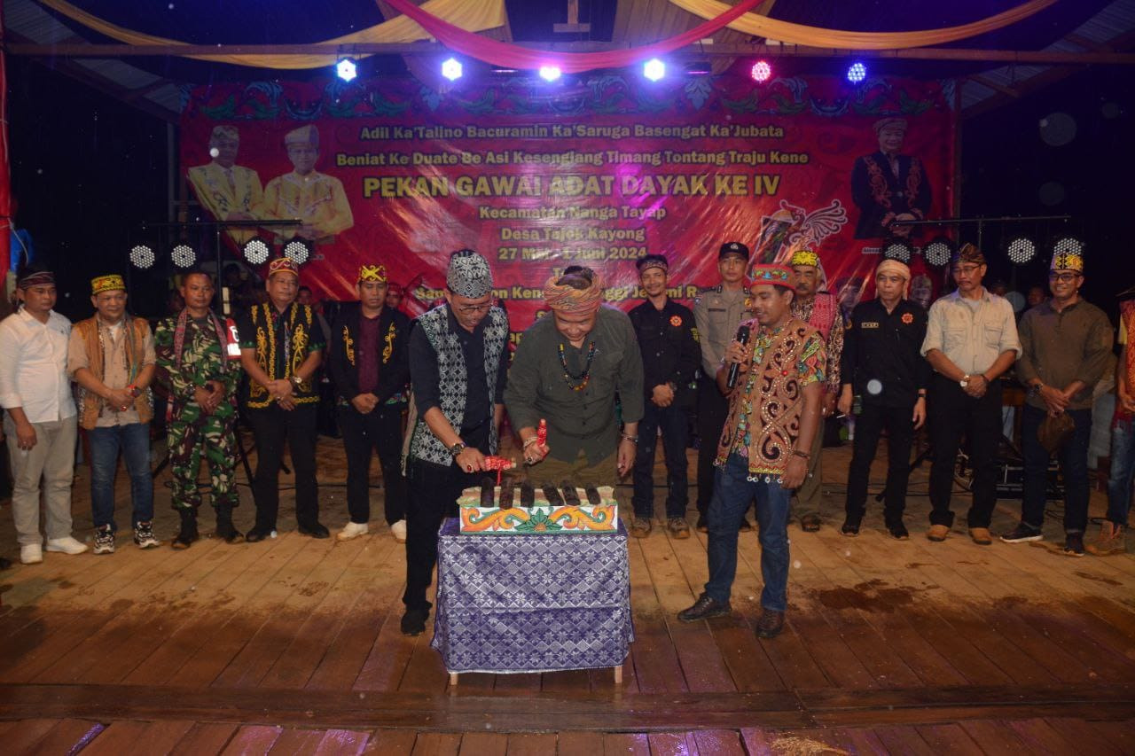 Sempat Diguyur Hujan, Sekda Ketapang Tutup Resmi Pekan Gawai Dayak Ke-IV Kecamatan Nanga Tayap