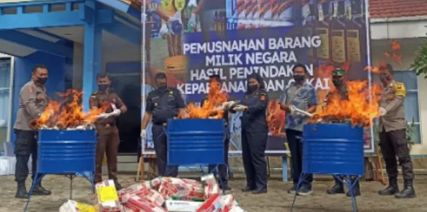 Bea Cukai Sintete Musnahkan Rokok dan Pakaian Bekas Asal Malaysia
