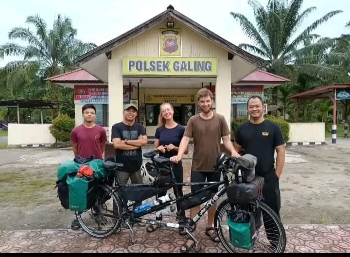 Dua Pesepeda Asal Denmark Kemalaman Dijalan,Dapat Tumpangan di Mapolsek Galing